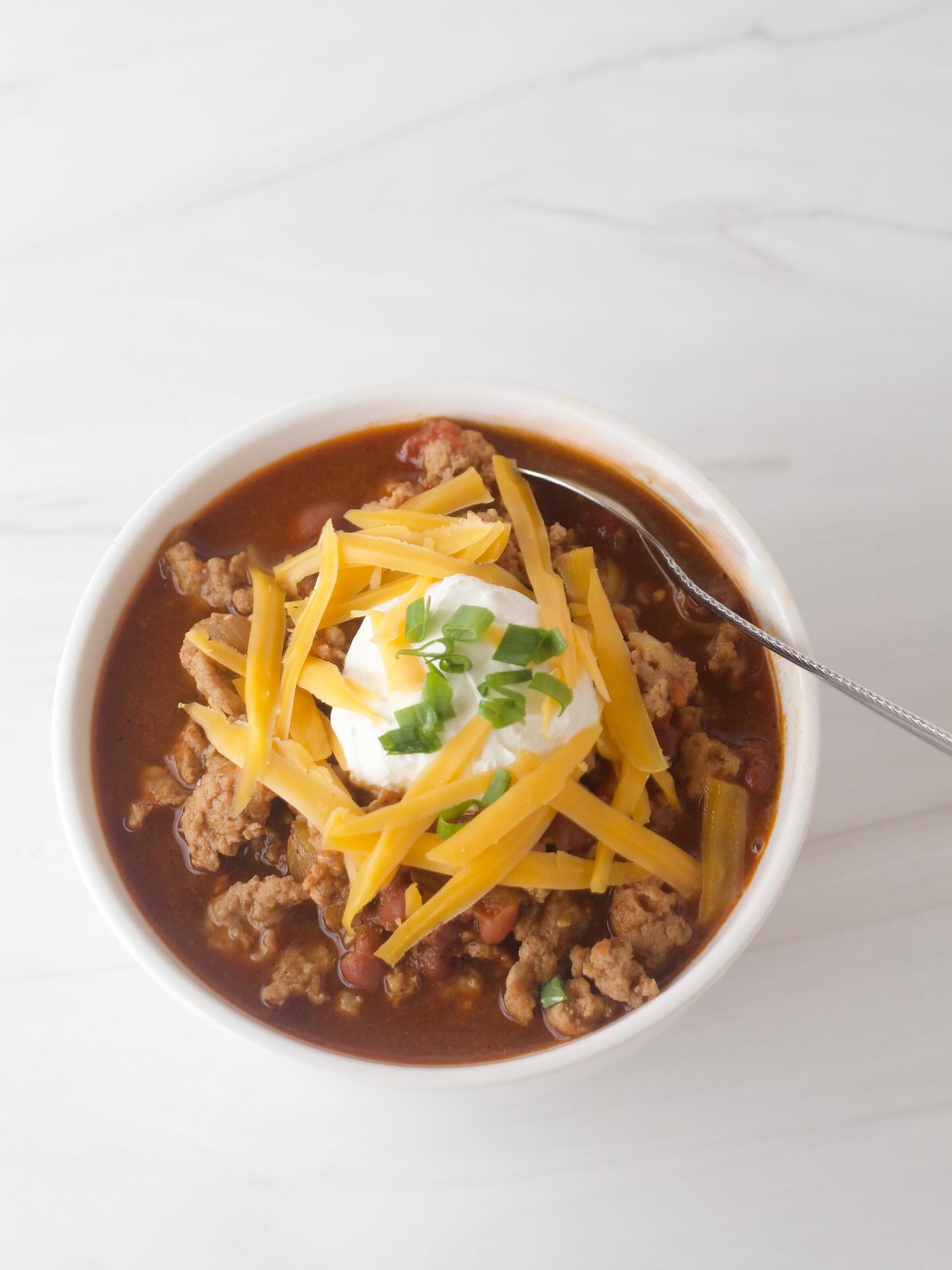 This is a super easy Turkey Chili that comes together in under 30 minutes. Definitely worth trying and it's perfect for this cold weather. Come and visit my blog for the full recipe Semiscratched.com 

#turkeychili #chili #30minutemeals #roteltomatoes #shreddedcheese